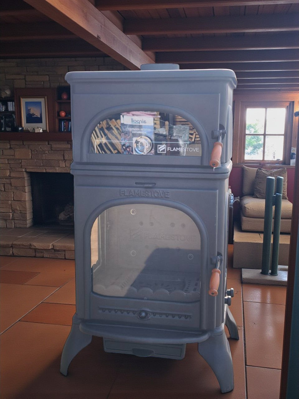 Flame Stove Modena Lüx FS-024AK Fırınlı Döküm Soba: Yüksek Verimlilik ve Şıklık Bir Arada iç mekan görüntüsü.