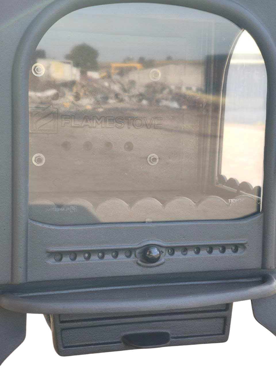 Flame Stove Modena Lüx FS-024AK fırınlı döküm soba ön görünümü, pratik kontrol paneli ve zarif tasarım detaylarıyla.