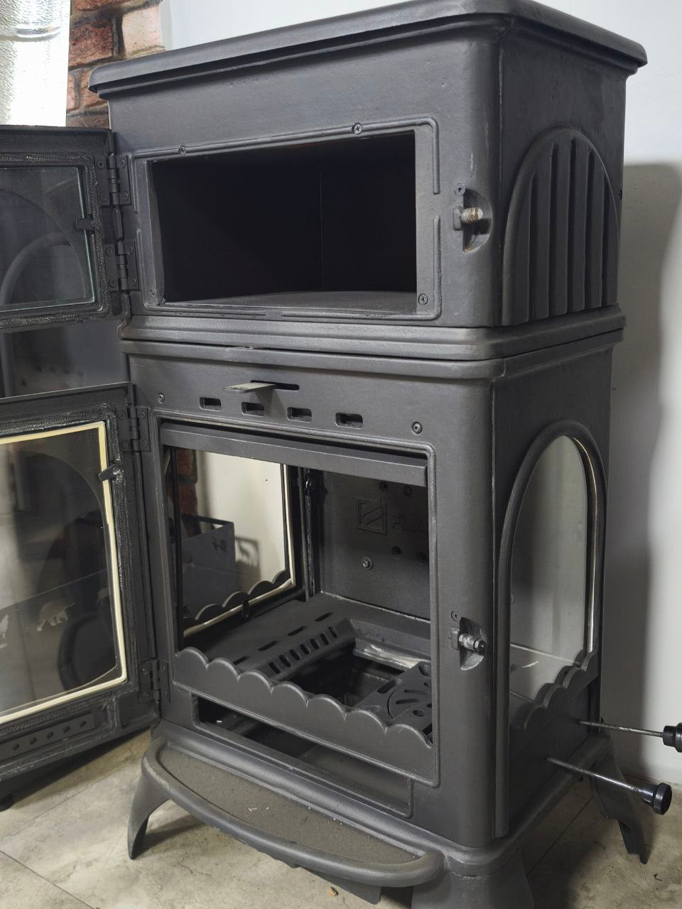 FS-024-AK Flame Stove Modena  Lüks Oven 3 camlı kuzineli Alttan küllüklü Döküm Soba