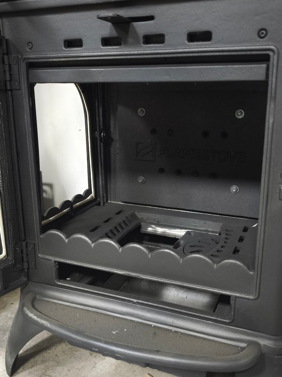 FS-024-AK Flame Stove Modena  Lüks Oven 3 camlı kuzineli Alttan küllüklü Döküm Soba